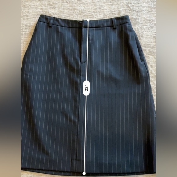 Banana Republic Factory BLACK pinstripe pencil skirt lined inside - Size 6 - Picture 7 of 9